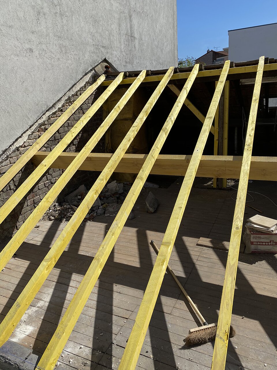 Couvreurs, charpentiers, peintres, façadiers, zingueurs et ramoneurs à Suresnes (92150) dans les Hauts de Seine (92).